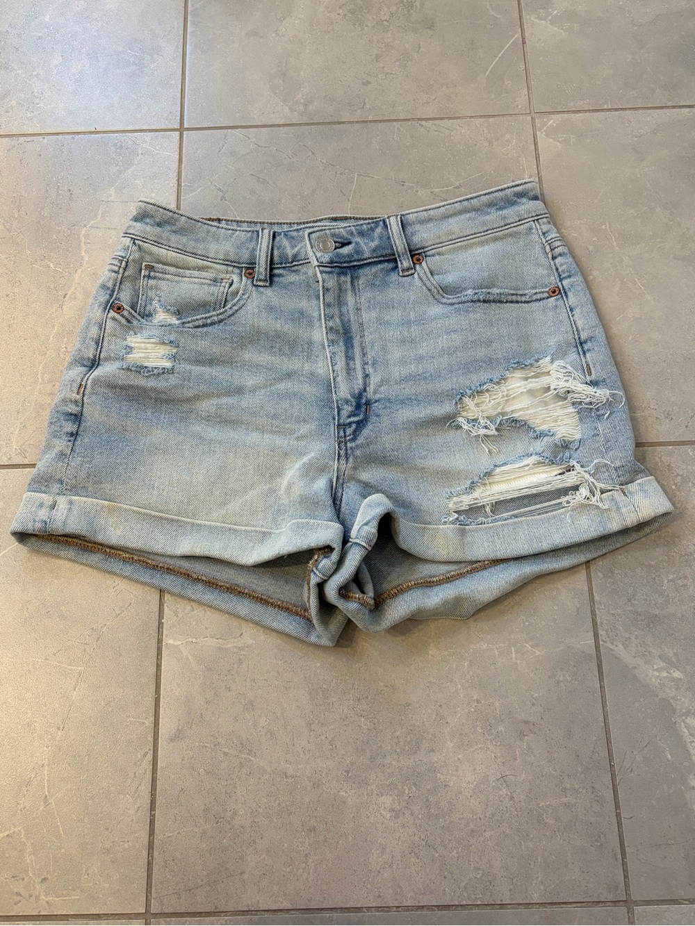 EUC American Eagle Mom Shorts Size 8 Light Wash Distressed Stretch Cuffed Denim - Picture 1 of 5